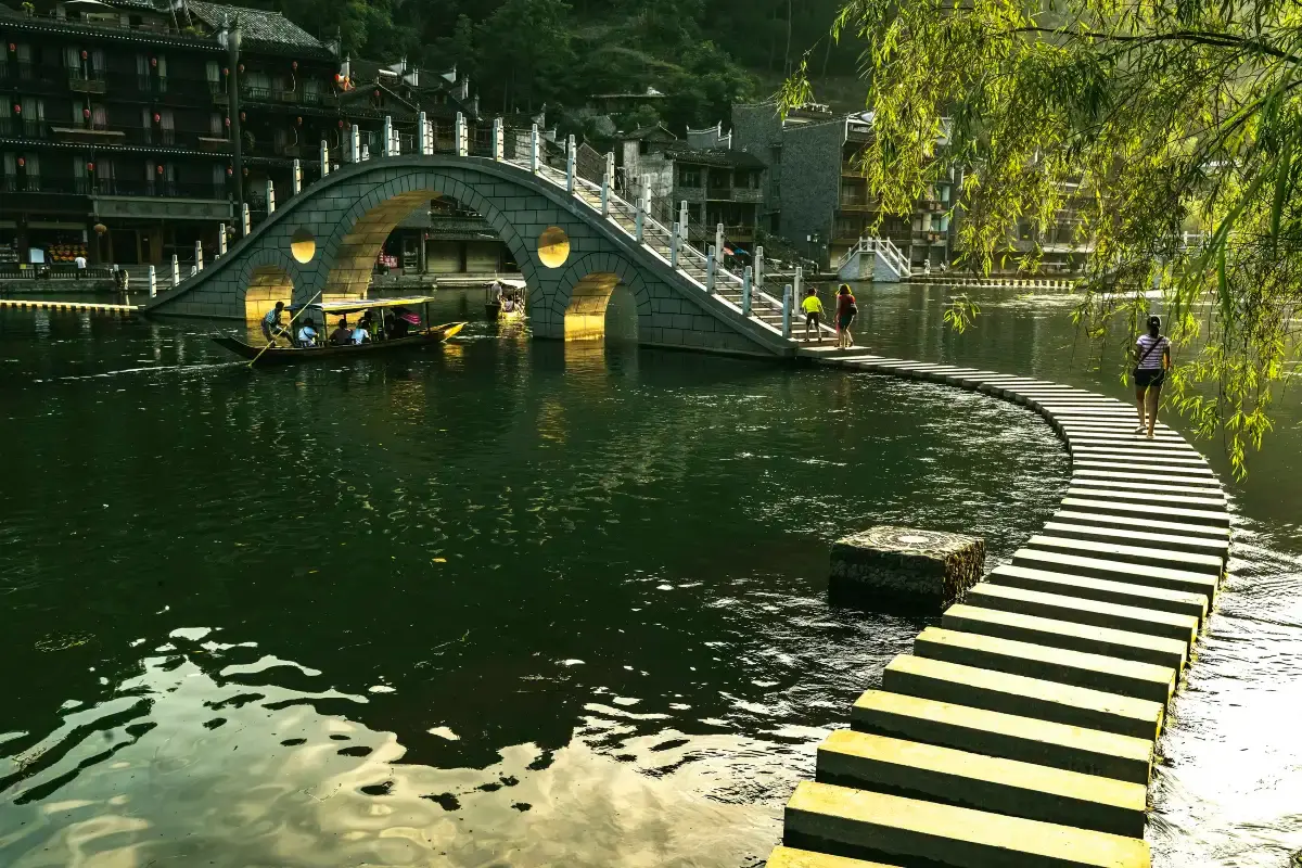 鳳凰古城攻略2026｜香港高鐵、景點、美食、住宿、必買+張家界行程